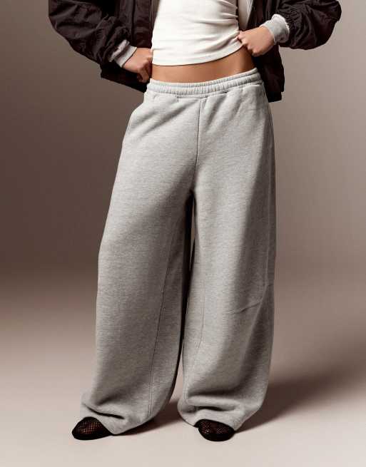 Bershka Petite Plüsch-Parachute-Hose in Hellgrau, 3 von 4