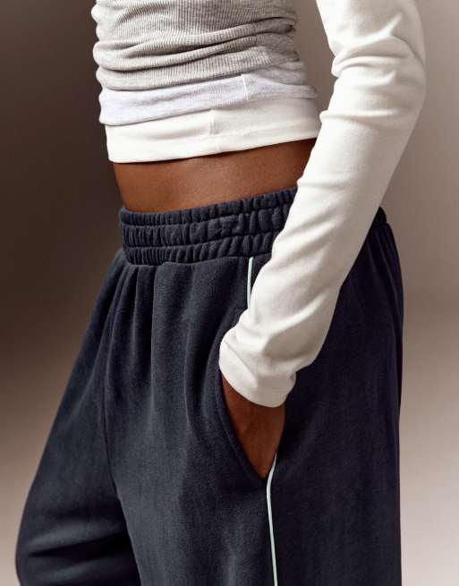 Bershka Petite plush jogger trousers in blue, 2 of 6
