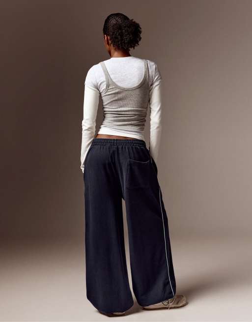 Bershka Petite plush jogger trousers in blue, 3 of 6