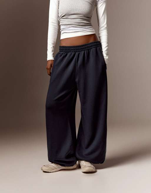 Bershka Petite plush jogger trousers in blue, 4 of 6