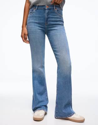 Bershka Petite - Schlagjeans in Mittelblau