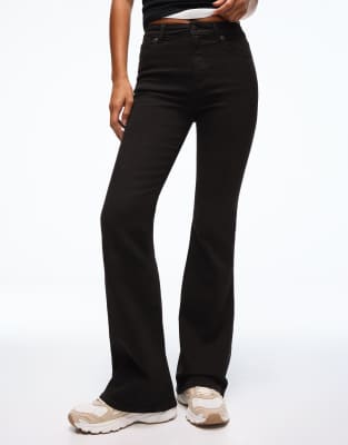 Bershka Petite - Schlagjeans in Schwarz