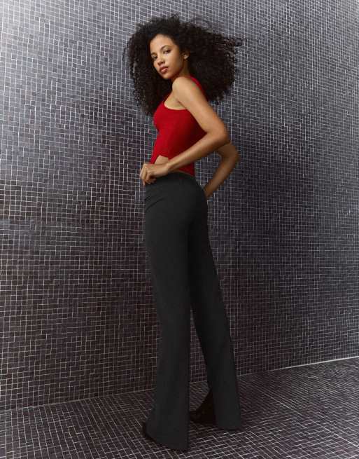 Bershka Petite schmal geschnittene Hose mit niedriger Leibhöhe in Hellgrau, 4 von 5