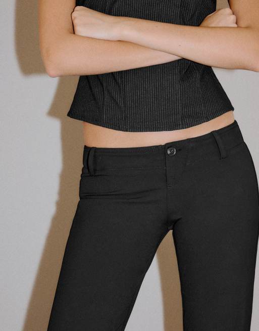 Bershka Petite schmal geschnittene Hose mit niedriger Leibhöhe in Schwarz, 4 von 5