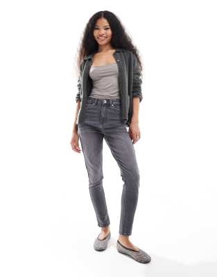 Bershka Petite - Skinny-Jeans in verwaschenem Dunkelgrau mit hohem Bund