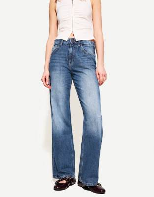 Bershka Petite - Weit geschnittene Jeans im 90er-Stil in Jeansblau