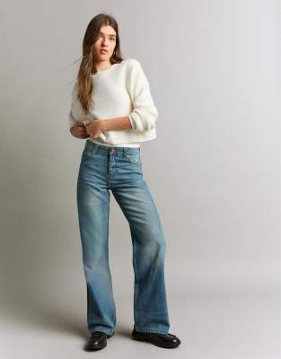 Bershka Petite - Weite Jeans in Blau