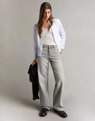 Bershka Petite - Weite Jeans in Hellgrau