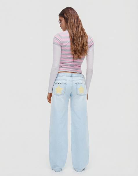 Bershka Petite – Weite Jeans in Mittelblau mit niedrigem Bund und Nietenbesatz - view 1