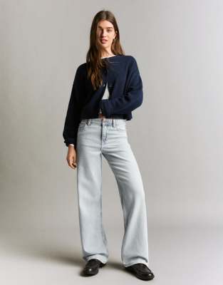 Bershka Petite - Weite Jeans in Mittelblau
