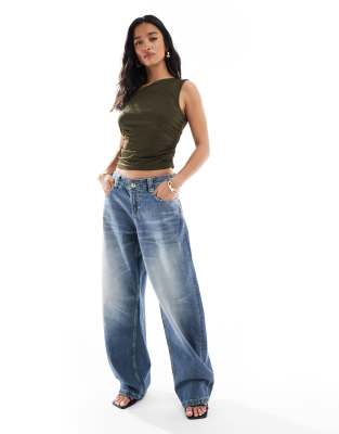 Bershka Petite - Weite, lockere Jeans in indigoblauer Waschung