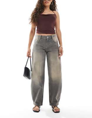 Bershka Petite - Weite, lockere Jeans in verwaschenem Grau