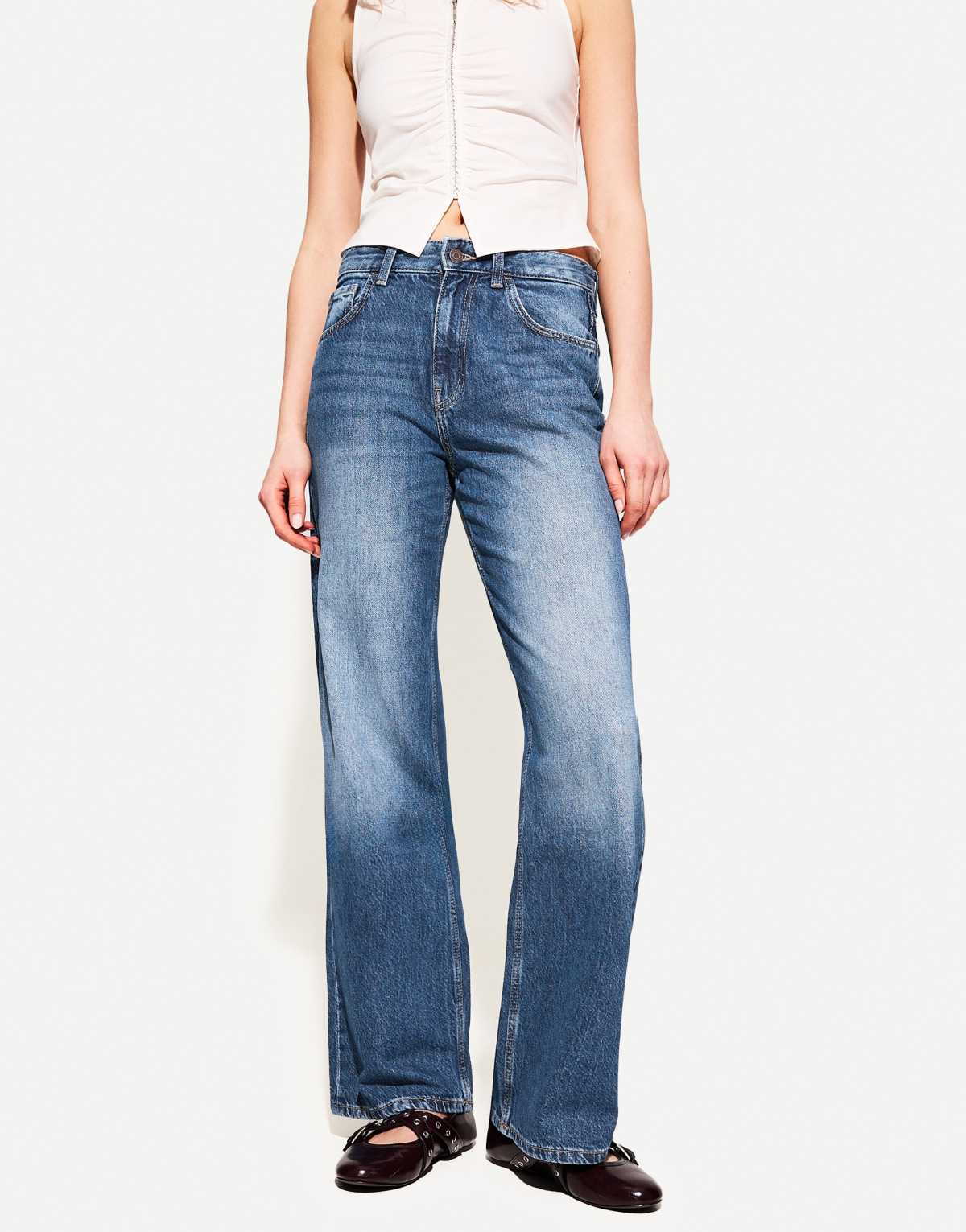Bershka Petite wide-leg '90s jeans in denim blue