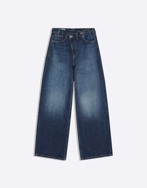 Bershka Petite wide-leg cross-waist jeans in denim blue, 5 of 5