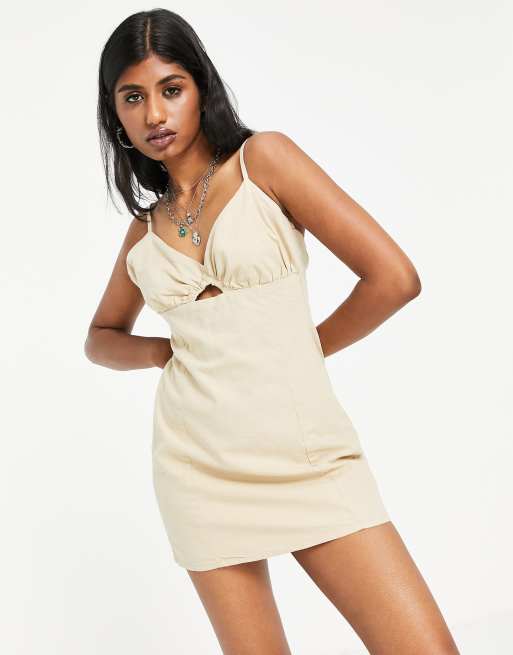 Bershka – Piaskowa sukienka mini na ramiączkach z marszczeniem i wiązaniem z przodu