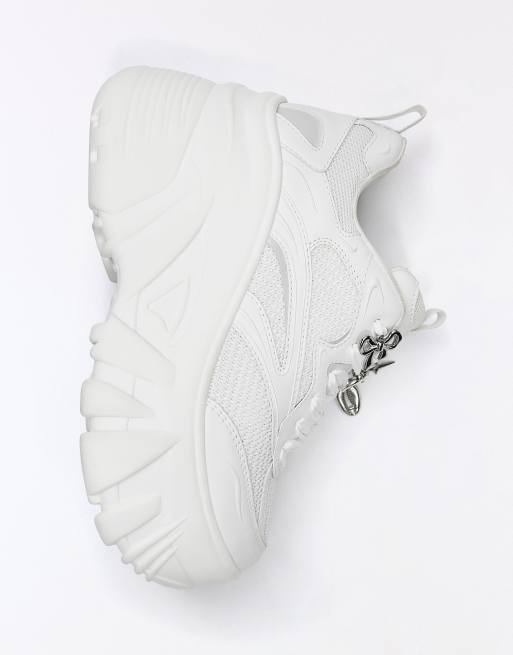 Bershka platåsneakers med charms i vitt, 7 av 7