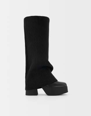 Bershka - Plateaustiefel in Schwarz mit hohem Absatz und eng anliegendem Schaft