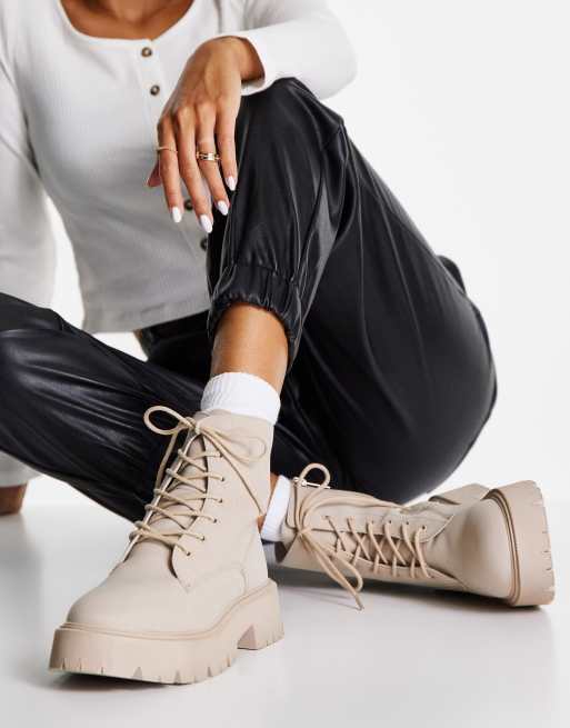 Bershka - Platte enkellaarzen met dikke zool en veters in stone