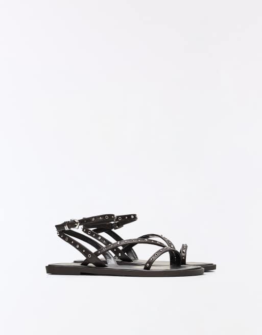 Bershka - Platte instapsandalen met meerdere bandjes en studs in bruin, 2 van 7