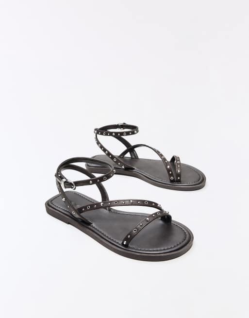Bershka - Platte instapsandalen met meerdere bandjes en studs in bruin, 3 van 7