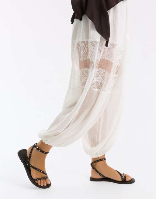 Bershka - Platte instapsandalen met meerdere bandjes en studs in bruin, 4 van 7