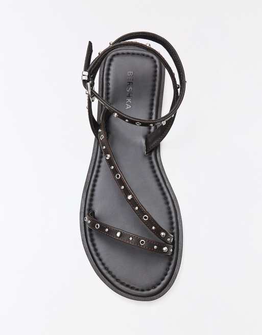 Bershka - Platte instapsandalen met meerdere bandjes en studs in bruin, 5 van 7