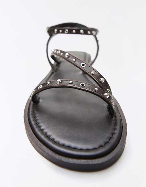 Bershka - Platte instapsandalen met meerdere bandjes en studs in bruin, 6 van 7