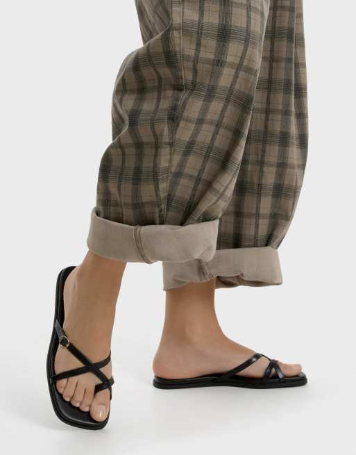 Bershka - Platte instapsandalen met meerdere bandjes in zwart, 2 van 4