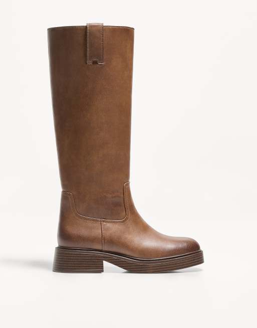 Bershka - Platte kniehoge laarzen in bruin