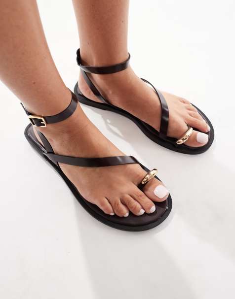 Bershka - Platte sandalen met gouden teenband in bruin - view 1