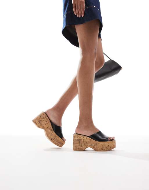 Bershka - Platte sandalen van kurk in zwart en naturel