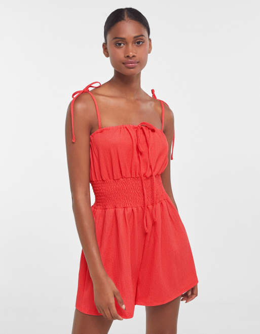 Bershka - Playsuit met aangerimpelde taille en gestrikte bandjes in rood