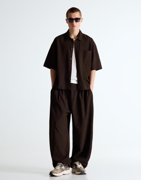 Bershka Pleated semi-jogger super baggy trousers in brown - view 1