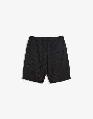 Bershka Pleated skater shorts in black - view 1