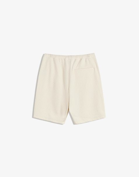 Bershka Pleated skater shorts in white - view 1
