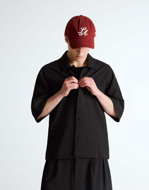 Bershka - Plisseret sort skjorte med korte ærmer og firkantet pasform