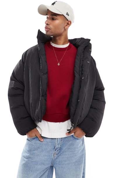 Bershka – Plissierte, kastige Steppjacke in Schwarz - view 1