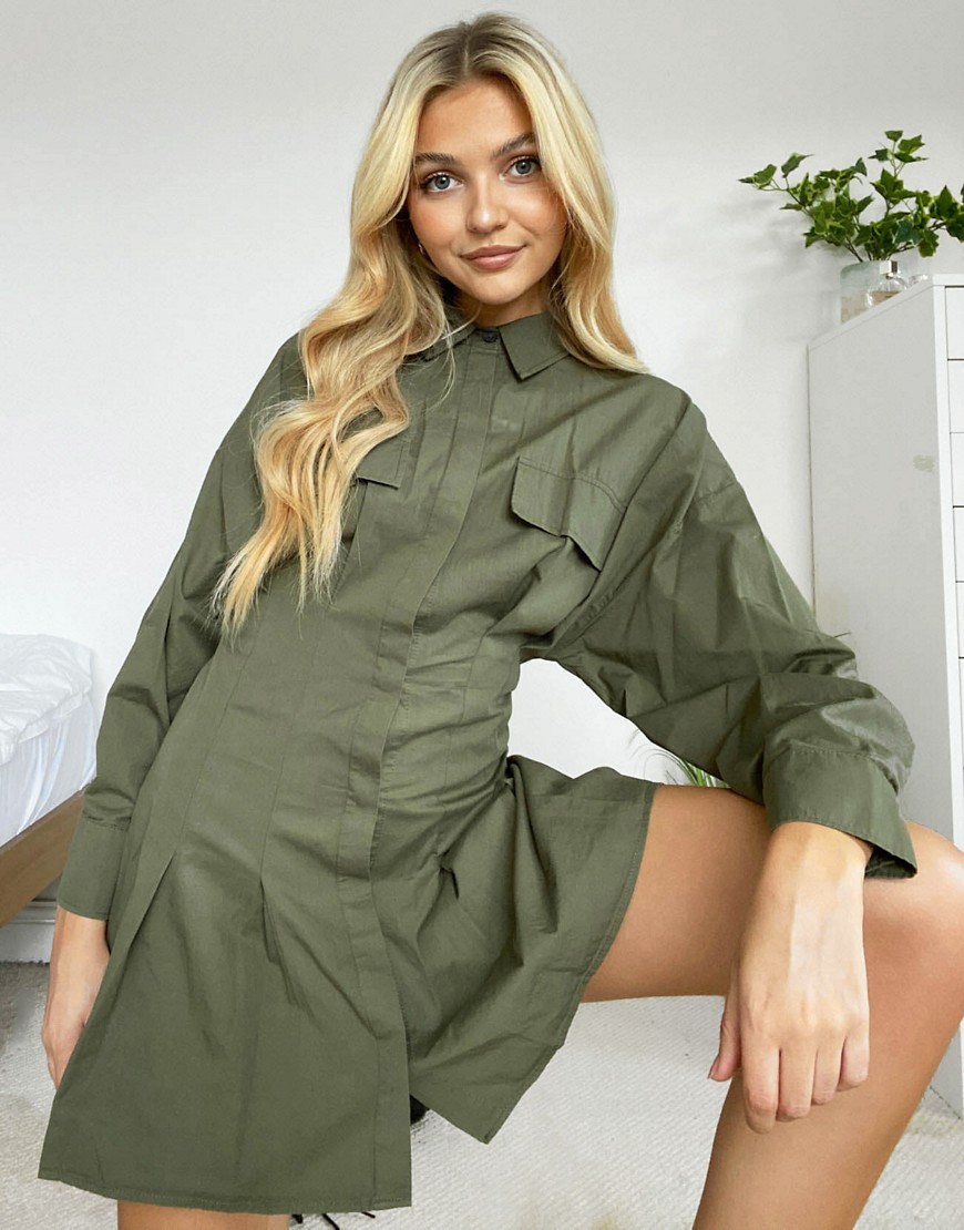 bershka -  – Plissiertes Oversize-Hemdkleid in Khaki-Grün