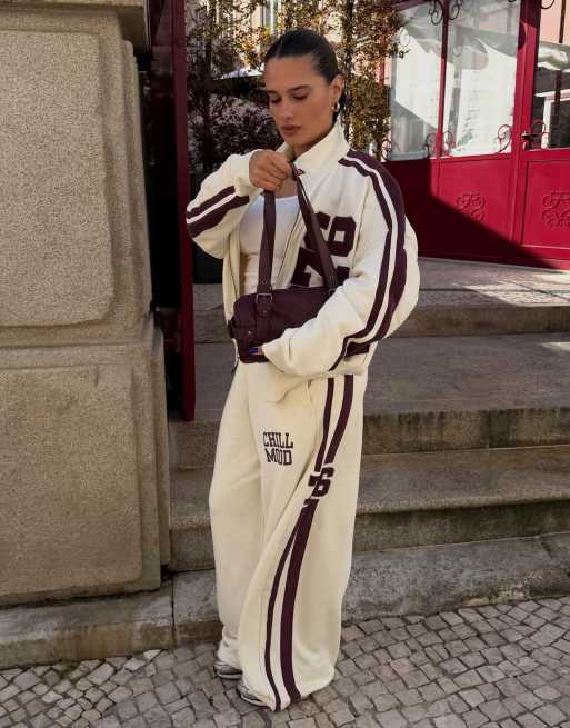 Bershka Plüsch-Sweatshirt mit Reißverschluss und Patch in Ecru, 4 von 5