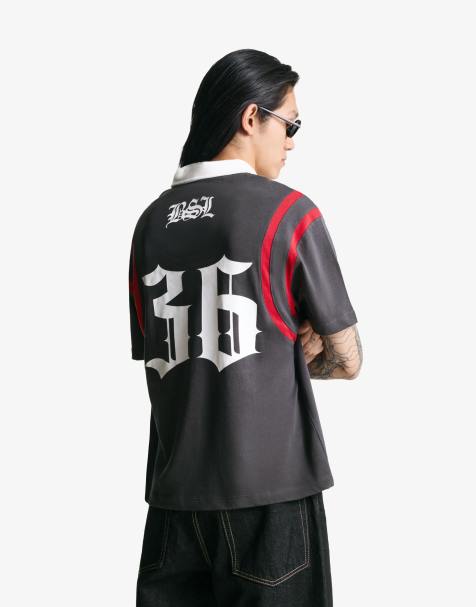 Bershka - Poloshirt met korte mouwen en print in antracietgrijs - view 1