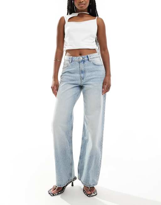 Bershka - Posede jeans med høj talje og vide ben i snavset, lyseblå vask