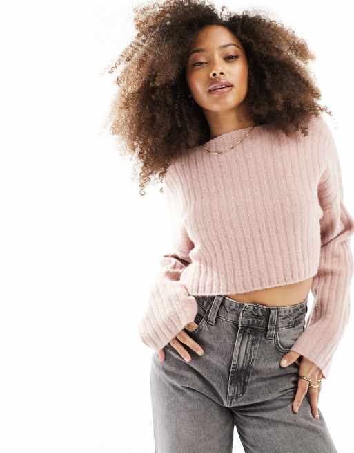 Bershka – Prążkowany dzianinowy sweter o krótkim fasonie w zgaszonym różowym kolorze