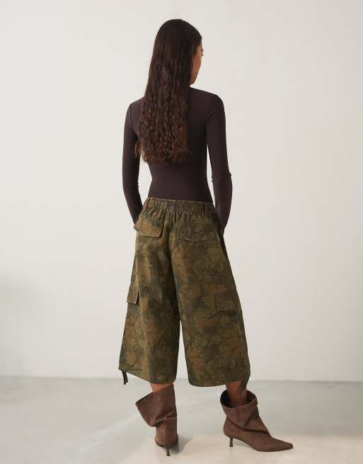 Bershka Printed bermuda shorts in khaki, 2 of 4