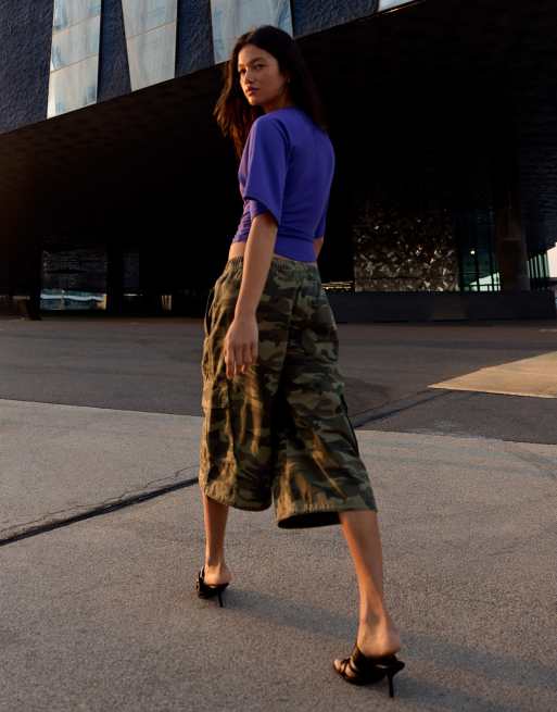 Bershka Printed cargo bermuda shorts in khaki, 3 of 5