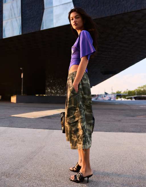 Bershka Printed cargo bermuda shorts in khaki, 4 of 5