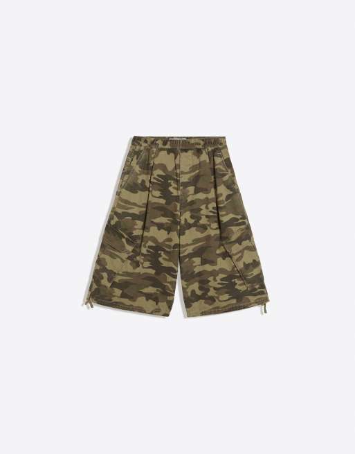 Bershka Printed cargo bermuda shorts in khaki, 5 of 5
