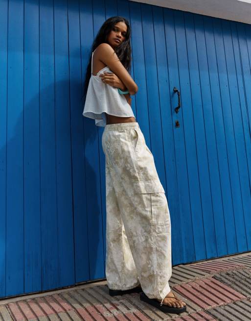 Bershka Printed cargo trousers in beige, 3 of 4