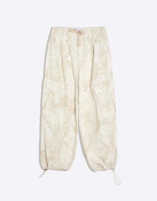 Bershka Printed cargo trousers in beige, 4 of 4