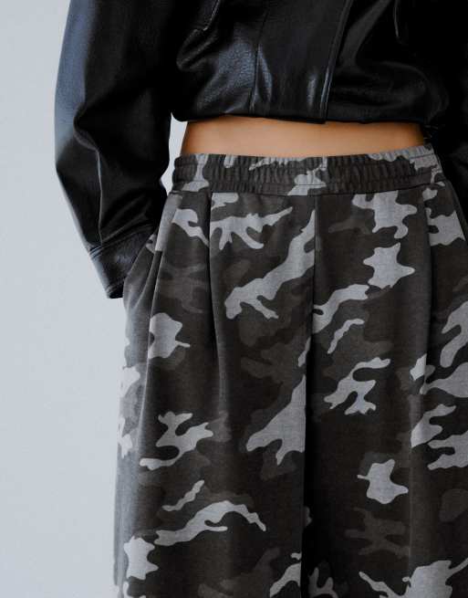 Bershka Printed plush trousers in grey, 4 of 6