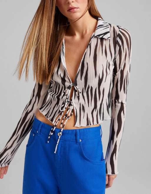 Bershka – Prześwitujący marszczony top we wzór w zeberkę z wiązaniem z przodu w stylu lat 90. 